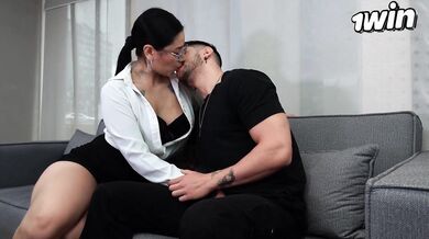 PROFESORA CACHONDA QUIERE QUE SU ESTUDIANTE SE LA FOLLE A CAMBIO DE APROBARLO - LA ROLA