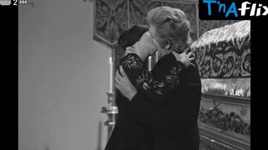 Io Appolloni Breasts Scene in Sofia E A Educacao Sexual