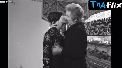 Io Appolloni Breasts Scene in Sofia E A Educacao Sexual