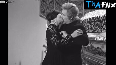 Io Appolloni Breasts Scene in Sofia E A Educacao Sexual