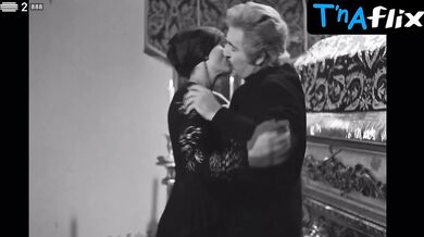 Io Appolloni Breasts Scene in Sofia E A Educacao Sexual