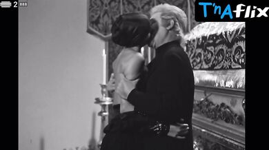 Io Appolloni Breasts Scene in Sofia E A Educacao Sexual