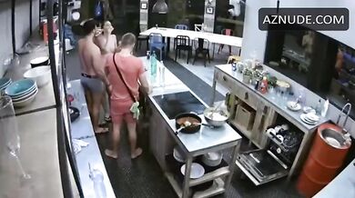 Vivien Vanicsek Butt, Breasts Scene in Valo Vilag 8