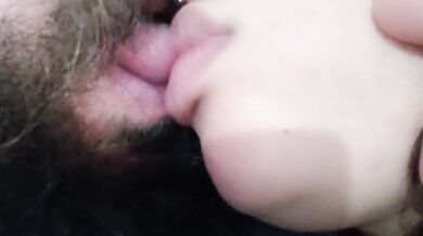 beautiful and big fleshy lips,leaving the cuckold excited,with her kiss and quick hands masturbating