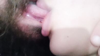 beautiful and big fleshy lips,leaving the cuckold excited,with her kiss and quick hands masturbating