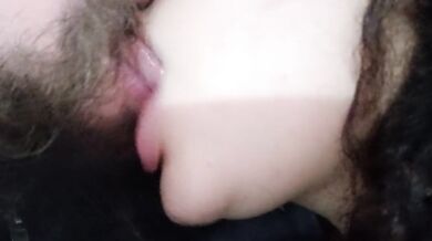 beautiful and big fleshy lips,leaving the cuckold excited,with her kiss and quick hands masturbating