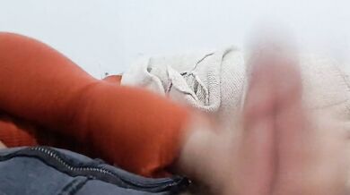 beautiful and big fleshy lips,leaving the cuckold excited,with her kiss and quick hands masturbating