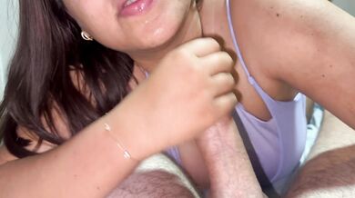 Latina abierta perversa con una garganta profunda espectacular hasta que el vecino se corre