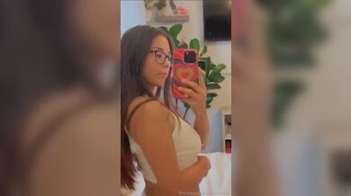 Sophieraiin Rubbing Pussy Through Panties Selfie Video Leaked