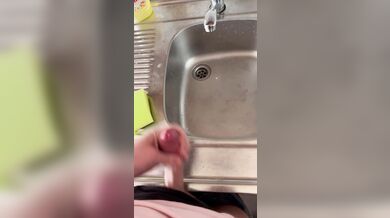 Не дрочил 10 дней. Слишком много спермы. Тайно дрочу пока мама в душе