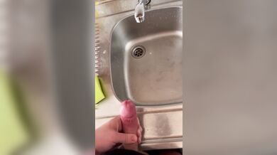 Не дрочил 10 дней. Слишком много спермы. Тайно дрочу пока мама в душе