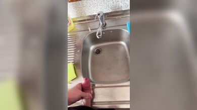 Не дрочил 10 дней. Слишком много спермы. Тайно дрочу пока мама в душе