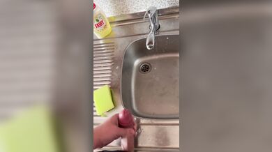 Не дрочил 10 дней. Слишком много спермы. Тайно дрочу пока мама в душе