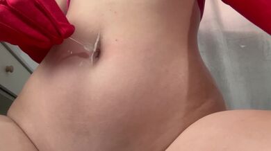 stepmom belly button play in red gloves and masturbating
