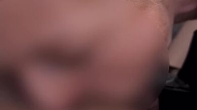 Spompino mio marito nuda, nel cortile di casa