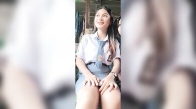 Anak SMA Pamer Paha Mulus SAAT LIVE