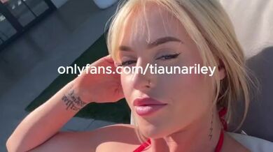 Slutty Pussy Spread Wide for the Whole Room to See