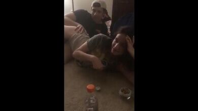 2 drunken teens suck their friends’ dicks at a party