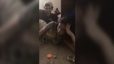 2 drunken teens suck their friends’ dicks at a party