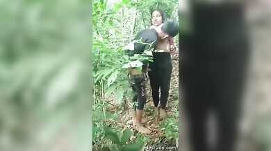 गांव के जवान लड़के ने अपने से बड़े उम्र की लड़की को जंगल में पेला।