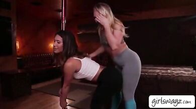 Aj Applegate and Eva Lovia scissor sex