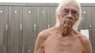 I'm playing with my cock in the gym locker room. See the old many body!