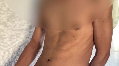 銭湯で後ろから友達がボクのチンポを握り激しく手コキしてきた。テクニシャンの友達に脱帽