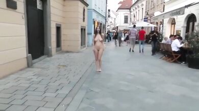 Puta Camina Calle Completamente Desnuda