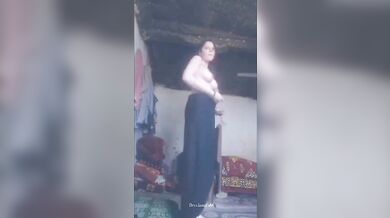 Pakistani Cute Sexy Girl Rubbing Her Clean Pussy N Showing Tits To Lover.