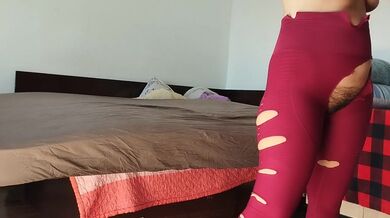 Une femme amateur s'amuse à essayer des vêtements et à les couper. Une femme amateur danse nue dans