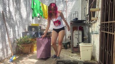 Encuentro a mi hermosa hijastra lavando la ropa y la follo hasta correrme adentro