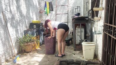 Encuentro a mi hermosa hijastra lavando la ropa y la follo hasta correrme adentro