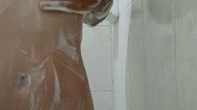 Chica caliente se ducha