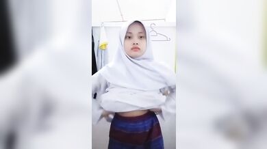 Budak Sekolah Ramas Tetek Dalam Toilet Sekolah