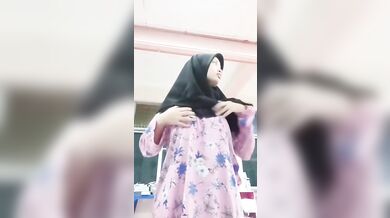 Budak Sekolah Ramas Tetek Dalam Toilet Sekolah