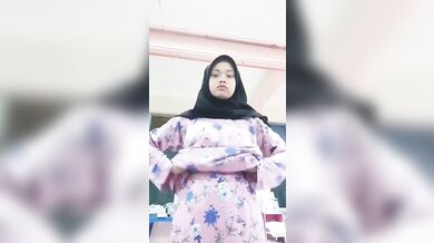 Budak Sekolah Ramas Tetek Dalam Toilet Sekolah