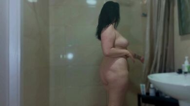 Wet smoking in the shower with naked Amy
