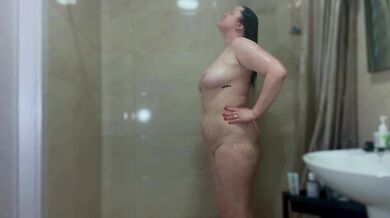 Wet smoking in the shower with naked Amy