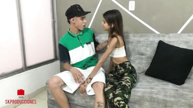 mi hermanastra me hace el favor de complacerme bien rico cuando llego cansado con muchas ganas .