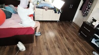 Moglie amatoriale si diverte a provare vestiti e a tagliarli. Moglie amatoriale balla nuda per casa.