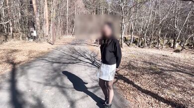 初の野外露出で恥じらう人妻／日本人素人／個人撮影