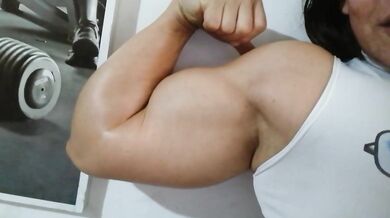 Female biceps
