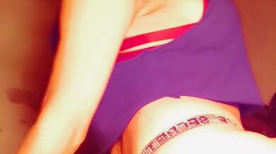 A la luz de la estufa. Fumando.