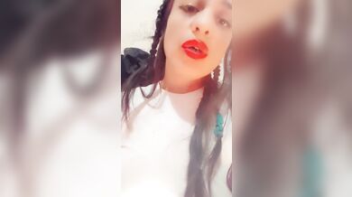 Humo. Labios rojos.