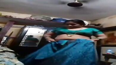 Desi Aunty In Saree