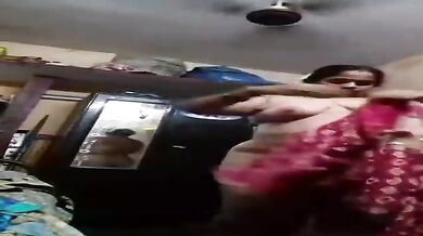 Desi Aunty In Saree