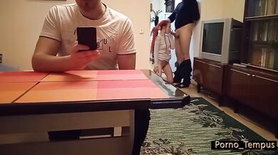 Рискованный секс. Меня трахают рядом с ничего не подозревающим мужем - porno_tempus