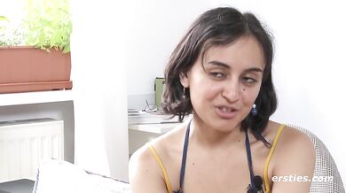 Ersties - Jasmina veröhnt ihre Pussy mit Vibrator