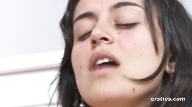 Ersties - Jasmina veröhnt ihre Pussy mit Vibrator