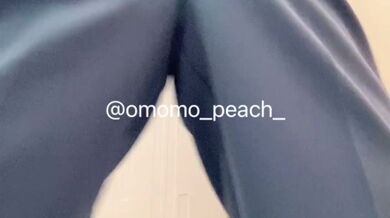 【職場のトイレが使用中でおもらし】#omorashi #peeaccident #desperation wetting #pee desperation